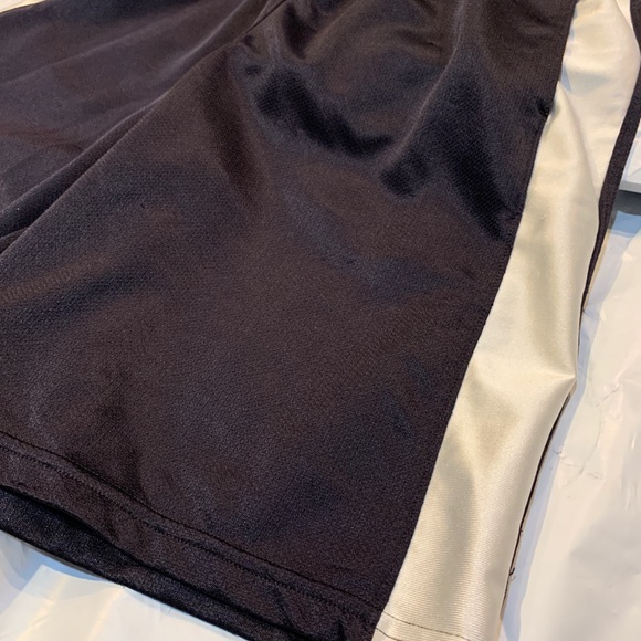 Under Armour athletic performance shorts YL - Picture 2 of 4